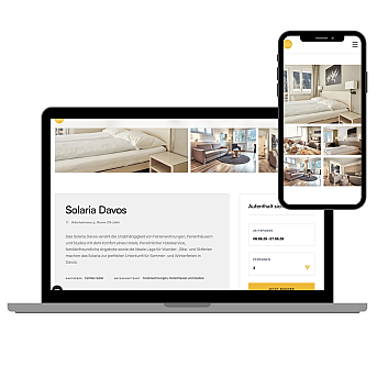 Laptop und Smartphone zeigen eine Hotelwebsite mit Zimmerfotos und Buchungsformular.