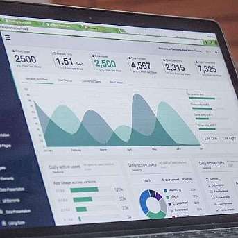 Datenanalyse auf Laptop Ein Laptop zeigt eine detaillierte Datenanalyse mit Grafiken und Statistiken.